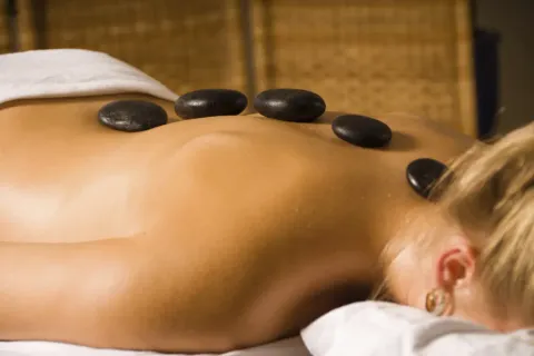 Hot stone massage med varma lavastenar hos MB Massageterapi i Halmstad