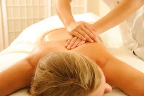 Klassisk massage av rygg hos MB Massageterapi i Halmstad